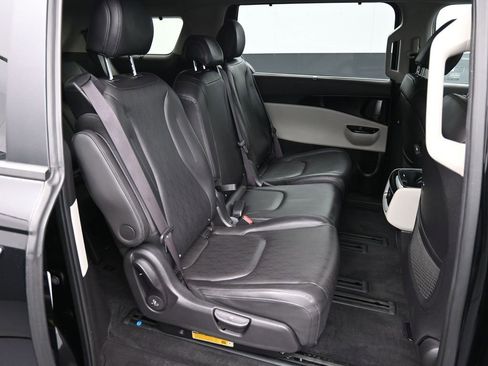 Used 2023 Kia Carnival EX image 25