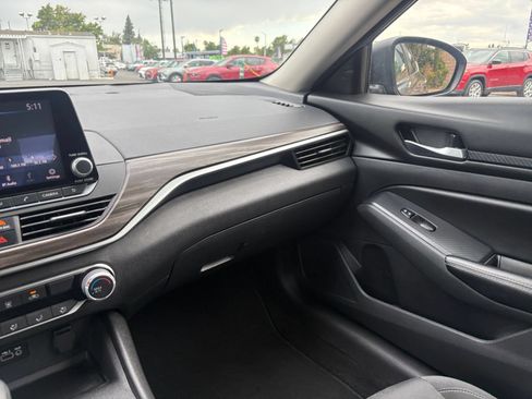 Used 2025 Nissan Altima 2.5 SV FWD image 35