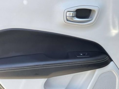 Used 2018 Jeep Compass Latitude w/ Popular Equipment Group FWD image 11