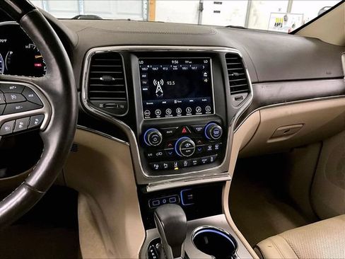 Used 2018 Jeep Grand Cherokee Overland AWD/4WD image 7