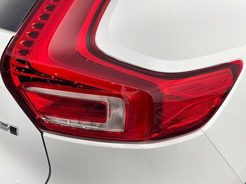 Used 2025 Volvo XC40 B5 Core image 60