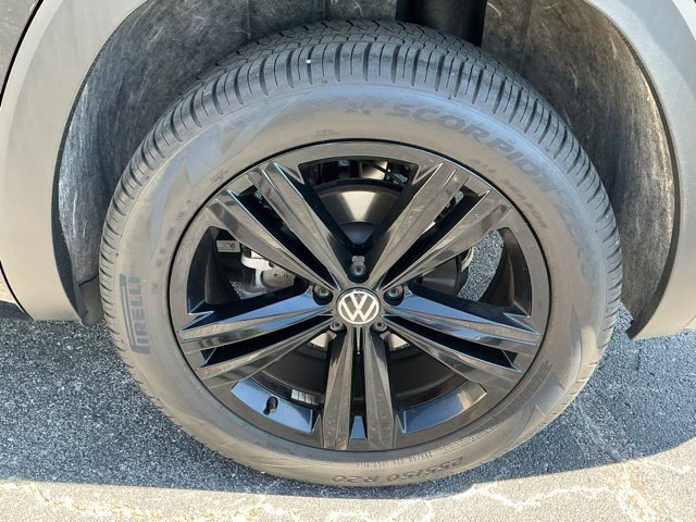 Certified 2023 Volkswagen Atlas SEL R-Line AWD/4WD image 8