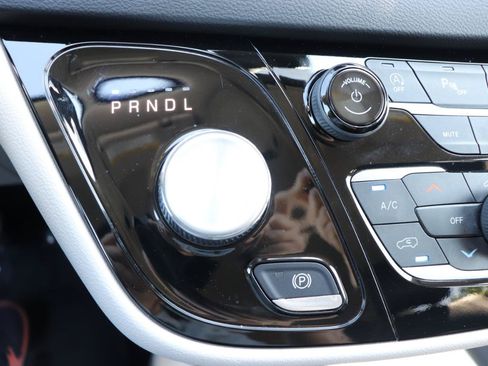 Used 2024 Chrysler Pacifica Touring-L FWD image 45