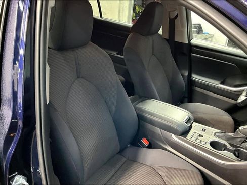 Certified 2025 Toyota Highlander LE FWD image 9