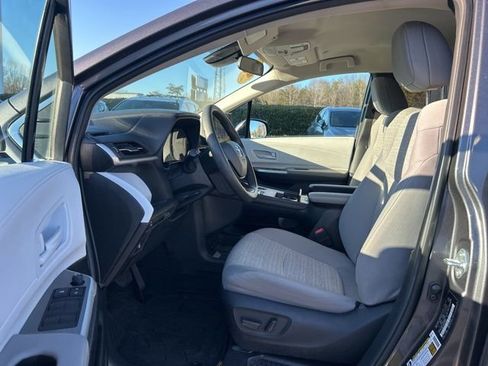 Used 2025 Toyota Sienna LE image 15