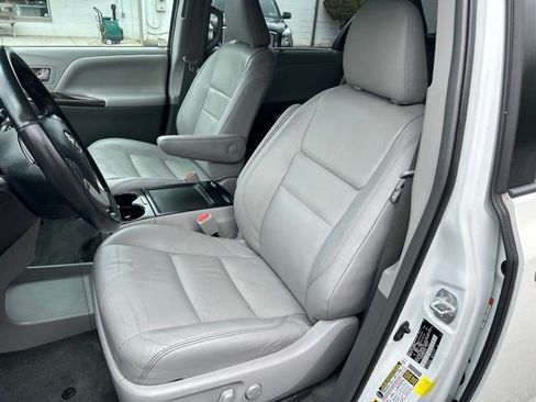 Used 2017 Toyota Sienna XLE Premium image 16