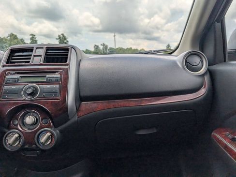 Used 2013 Nissan Versa SV FWD image 31