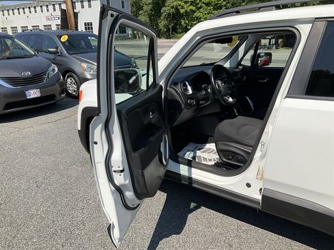 Used 2018 Jeep Renegade Latitude w/ Cold Weather Group AWD/4WD image 20