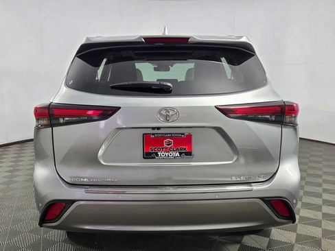 Used 2024 Toyota Highlander Platinum image 8