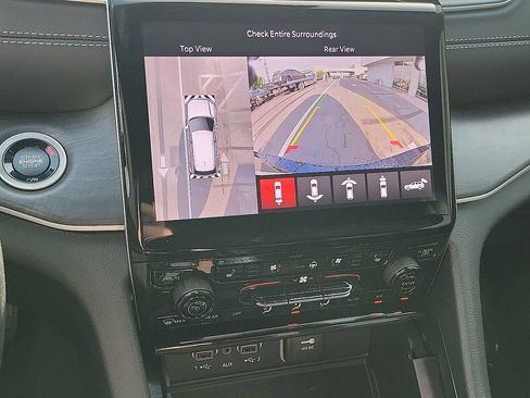 Used 2025 Jeep Grand Cherokee L Limited w/ Luxury Tech Group II image 9