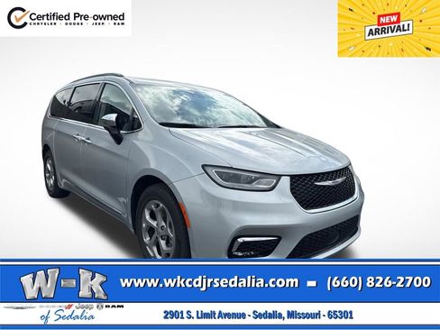 Used 2023 Chrysler Pacifica Limited image 1