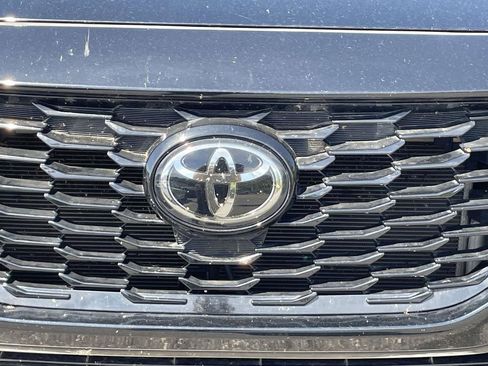 Used 2023 Toyota Highlander XSE FWD image 6