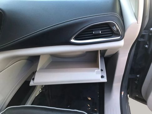 Used 2023 Chrysler Pacifica Limited FWD image 49