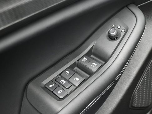 Used 2025 Jeep Grand Cherokee Laredo image 16