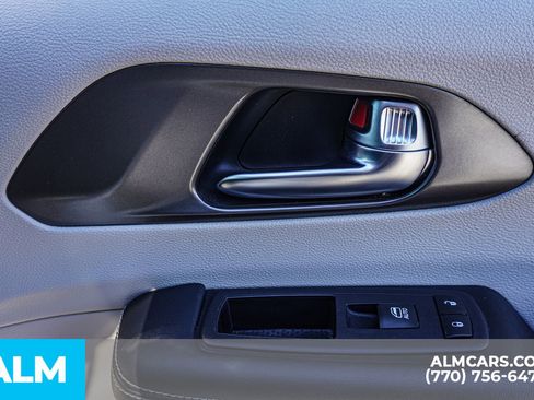 Used 2024 Chrysler Pacifica Select image 52