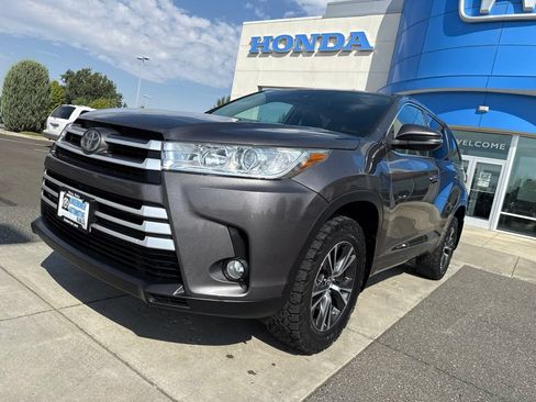 Used 2018 Toyota Highlander Plus AWD/4WD image 15