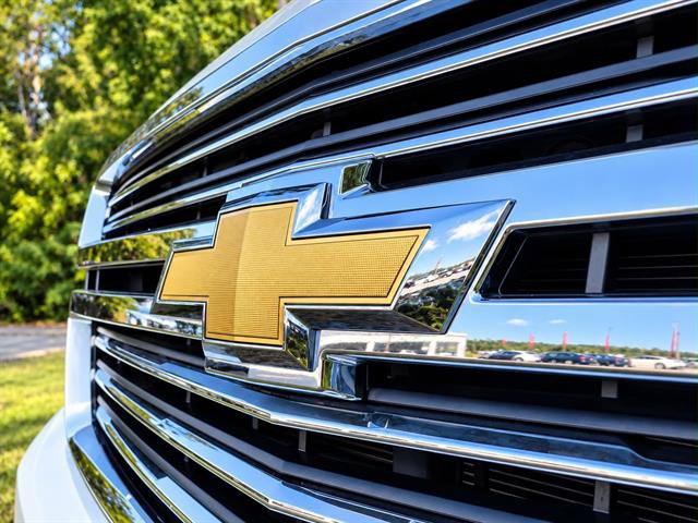 Used 2018 Chevrolet Suburban Premier AWD/4WD image 11