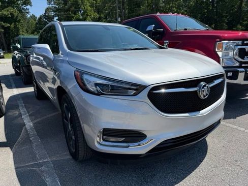Used 2020 Buick Enclave Essence w/ Sport Touring Edition FWD image 2