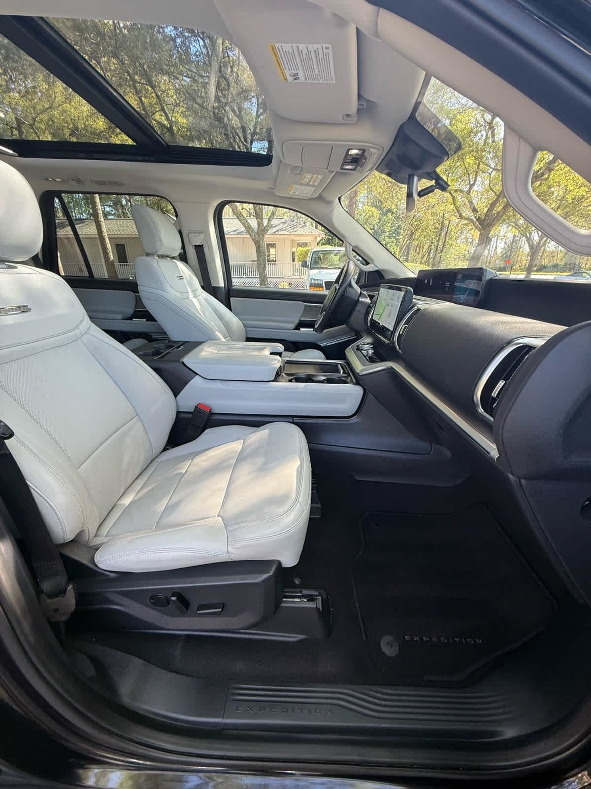 Used 2025 Ford Expedition Platinum AWD/4WD image 12
