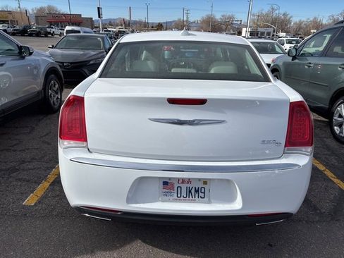 Used 2017 Chrysler 300 C image 5