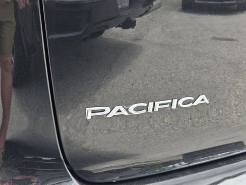 Used 2023 Chrysler Pacifica Limited FWD image 13