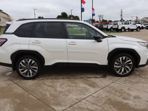 Used 2025 Subaru Forester Touring AWD/4WD image 4