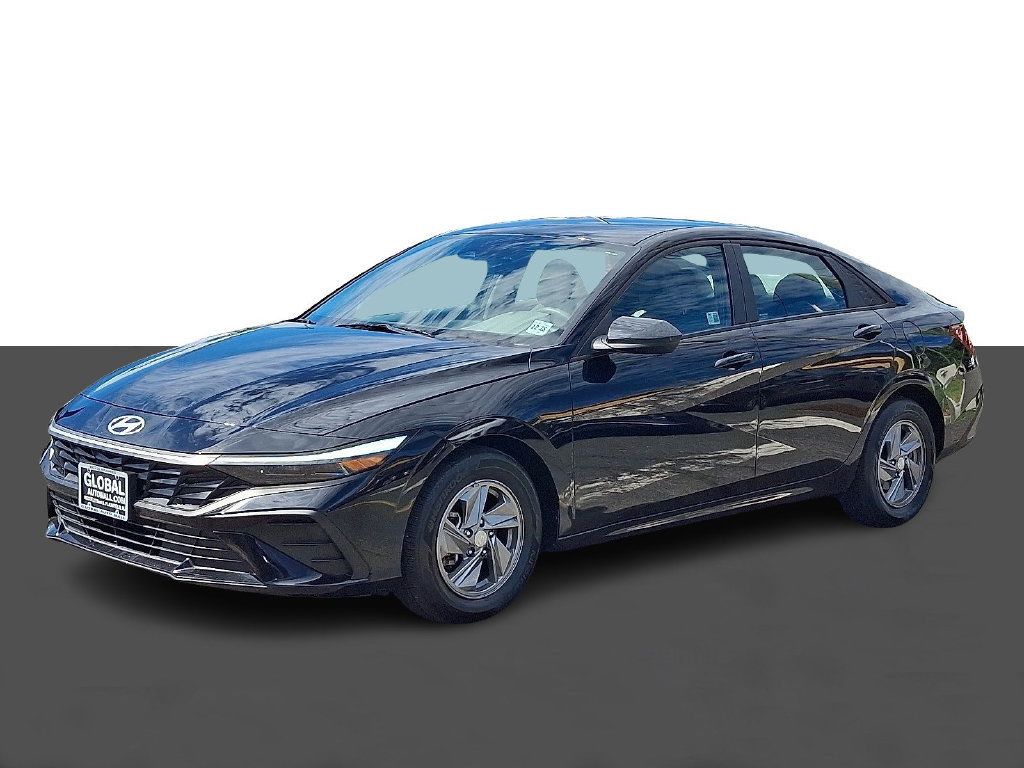 Used 2024 Hyundai Elantra SE FWD image 3