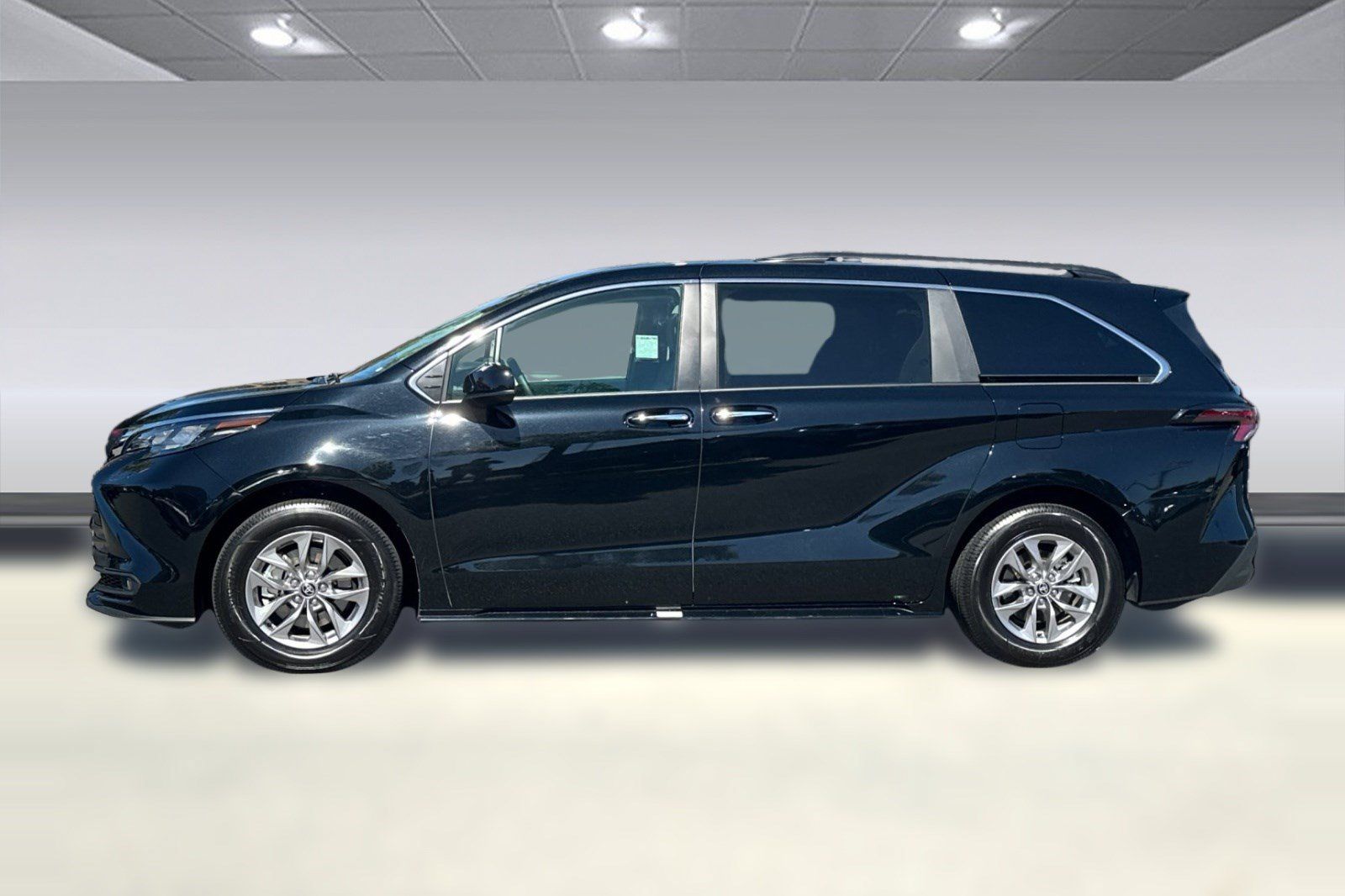 Used 2026 Toyota Sienna XLE FWD image 2