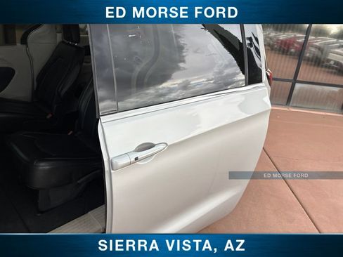 Used 2024 Chrysler Pacifica Touring-L FWD image 18