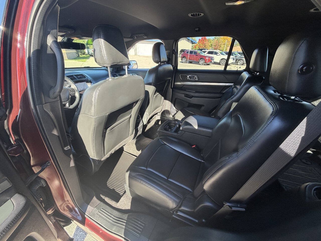 Used 2019 Ford Explorer XLT w/ Equipment Group 202A AWD/4WD image 12