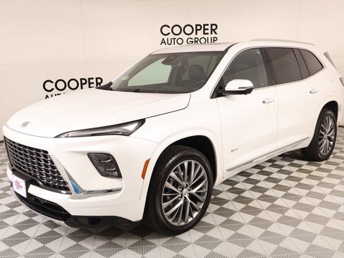 Used 2025 Buick Enclave Avenir FWD image 10