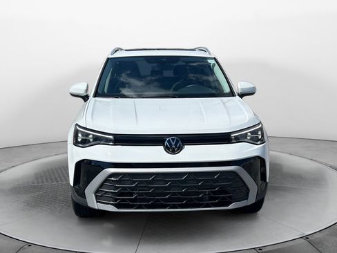 Used 2025 Volkswagen Taos SE w/ Panoramic Sunroof Package image 2