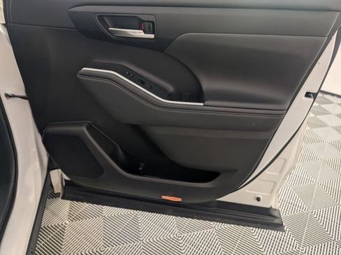 Used 2021 Toyota Highlander XLE image 35