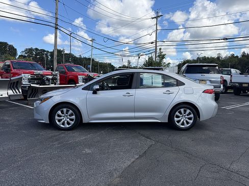 Used 2022 Toyota Corolla LE w/ Carpet Mat Package (TMS) FWD image 3