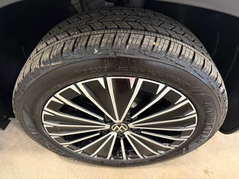 Certified 2025 Volkswagen Taos SE w/ Panoramic Sunroof Package image 12