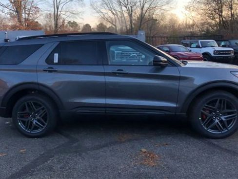 Used 2025 Ford Explorer ST image 4