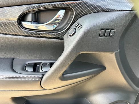 Used 2017 Nissan Rogue SL w/ SL Premium Package image 16