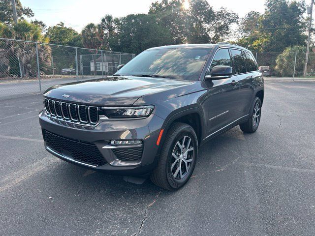 Used 2025 Jeep Grand Cherokee Limited RWD image 1