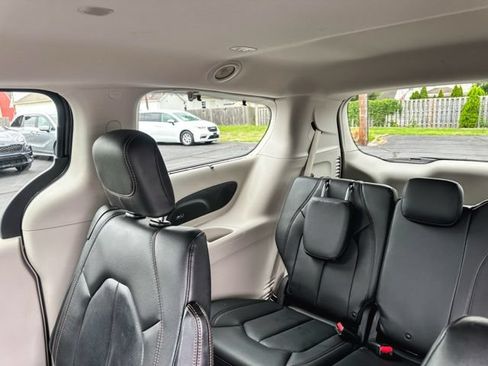 Used 2020 Chrysler Pacifica Touring-L Plus w/ Advanced Safetytec Group FWD image 23