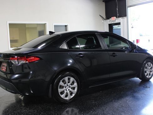 Used 2020 Toyota Corolla LE FWD image 3