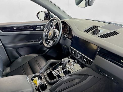 Used 2022 Porsche Cayenne Coupe w/ Premium Package image 34