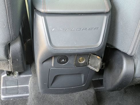 Used 2025 Ford Explorer Active AWD/4WD image 29
