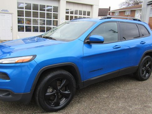 Used 2018 Jeep Cherokee Latitude w/ Altitude Package image 2
