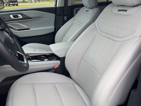 Used 2025 Ford Explorer Platinum w/ Ultimate Package image 15