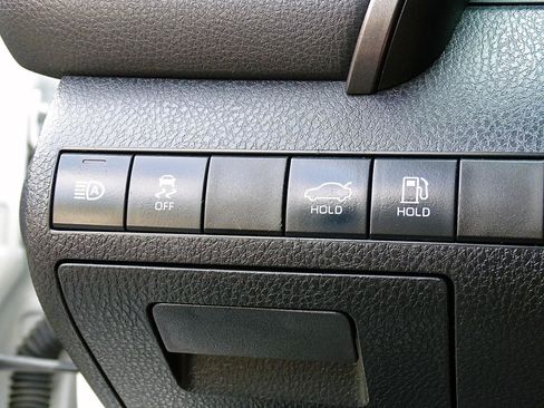 Used 2020 Toyota Camry SE FWD image 21
