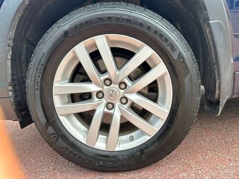 Used 2015 Toyota Highlander LE image 28