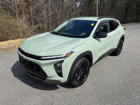 Used 2025 Chevrolet Trax ACTIV image 2