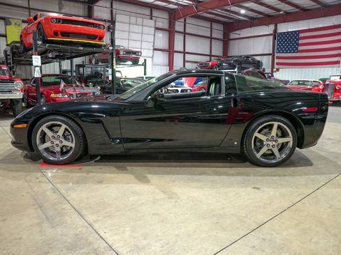 Used 2007 Chevrolet Corvette Coupe w/ Performance Package RWD image 4