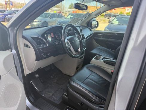 Used 2016 Chrysler Town & Country Touring FWD image 9