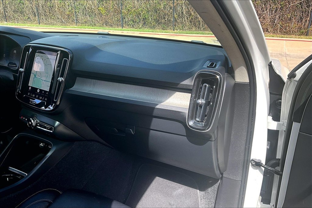 Used 2023 Volvo XC40 B5 Plus AWD/4WD image 21